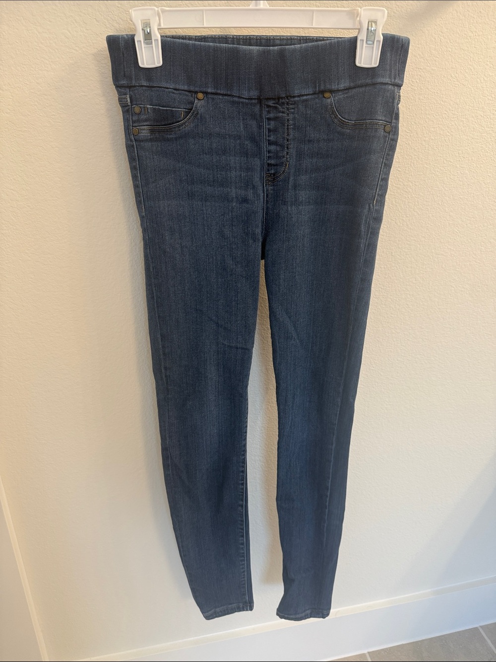 Women’s Dark Blue Pull-On Skinny Jeans